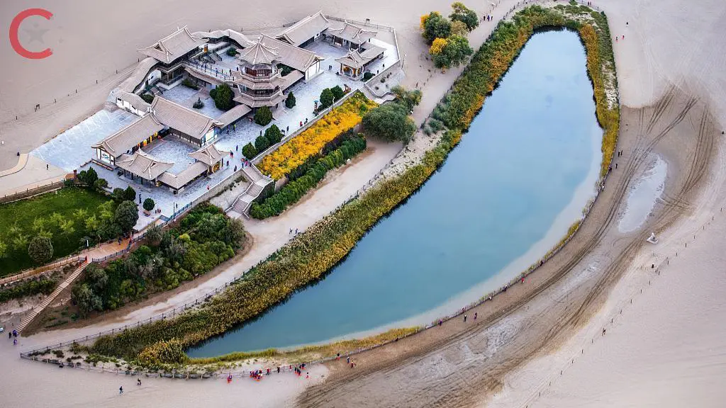 بحيرة الهلال في الصين